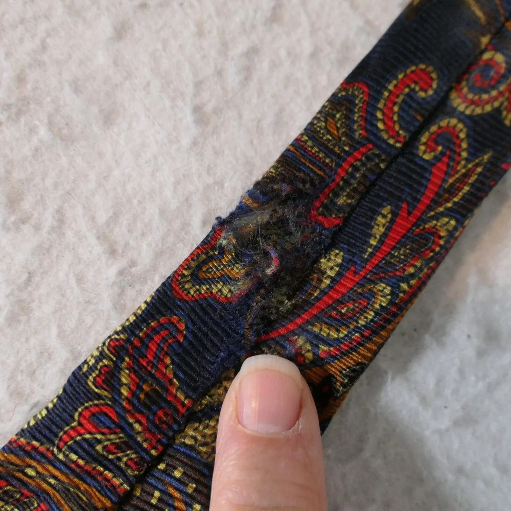 Brooks Brothers Men Silk Tie OS Navy Red Paisley Preppy Academic Ivy League READ